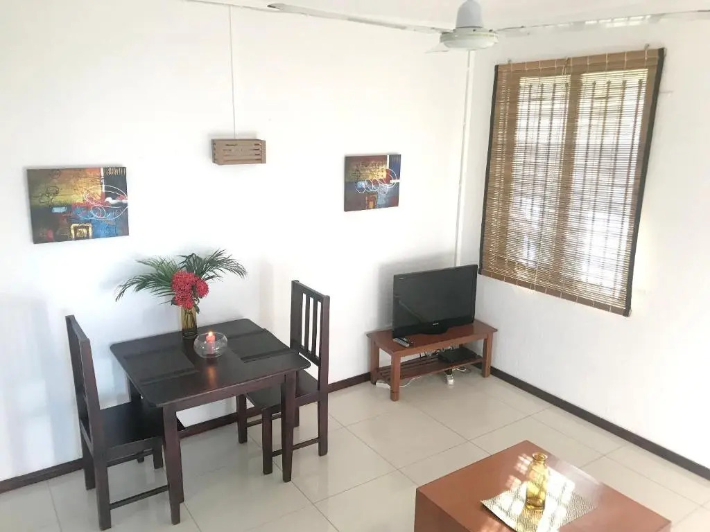 One bedroom appartement at Pereybere 500 m away from the beach with shared pool enclosed garden and wifi