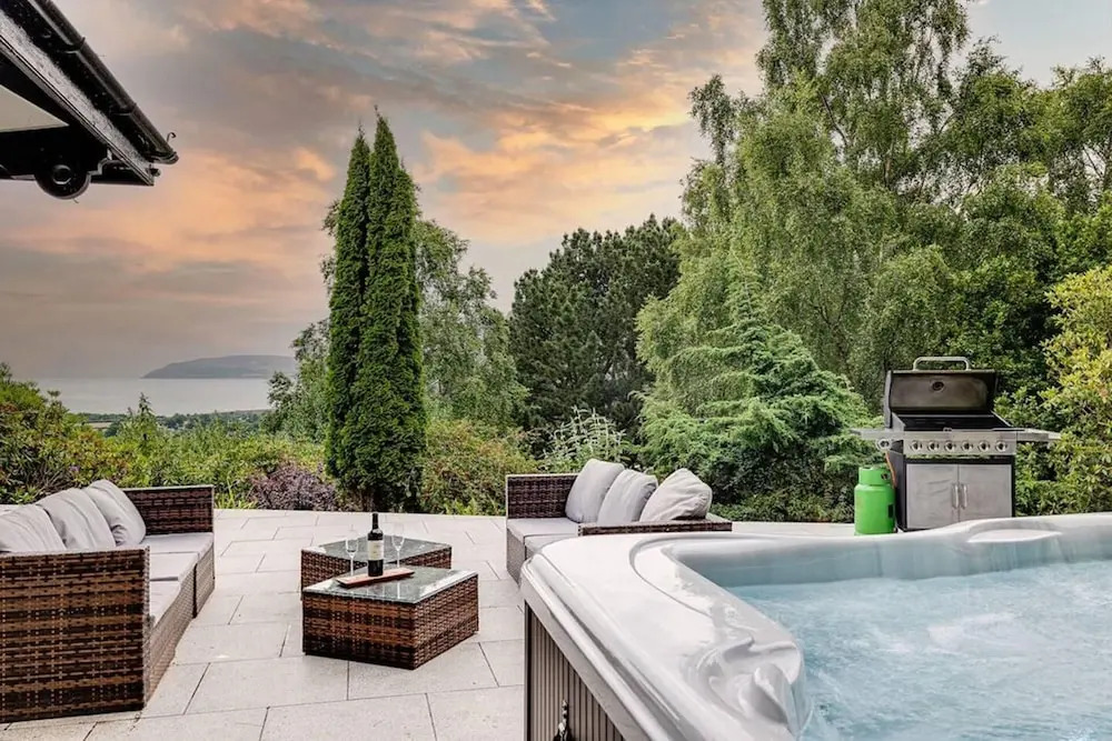 Delightful Holiday Home With sea Views and Hot Tub