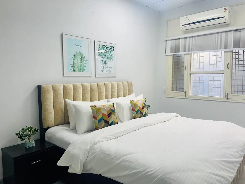 BluO 3BHK Golf course road with Balcony and Lift