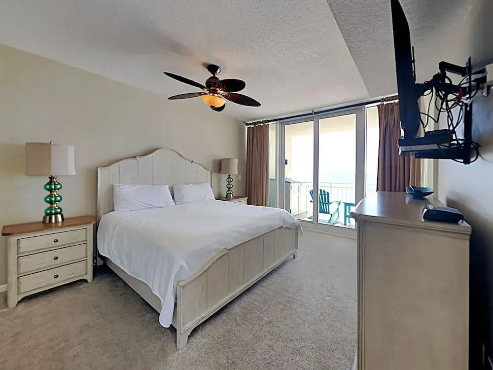 The Colonnades 302