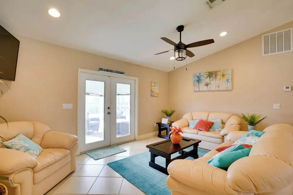 Pool & Outdoor Bar: Cape Coral Home