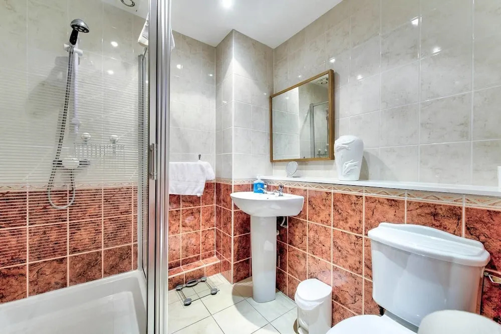 3bed/3bath Townhouse With Free Parking and Balcony