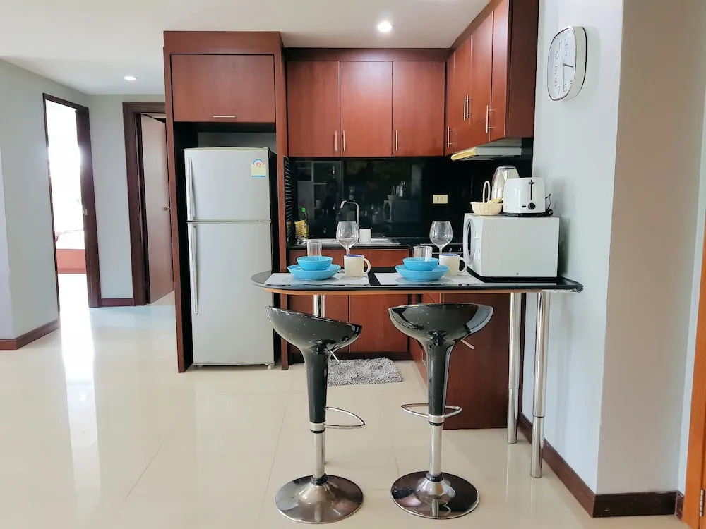 A Large 2 BR-3 Baths 207 Downtown