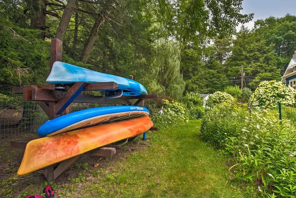 Lakefront Poconos Retreat w/ Hot Tub, Near Hiking!