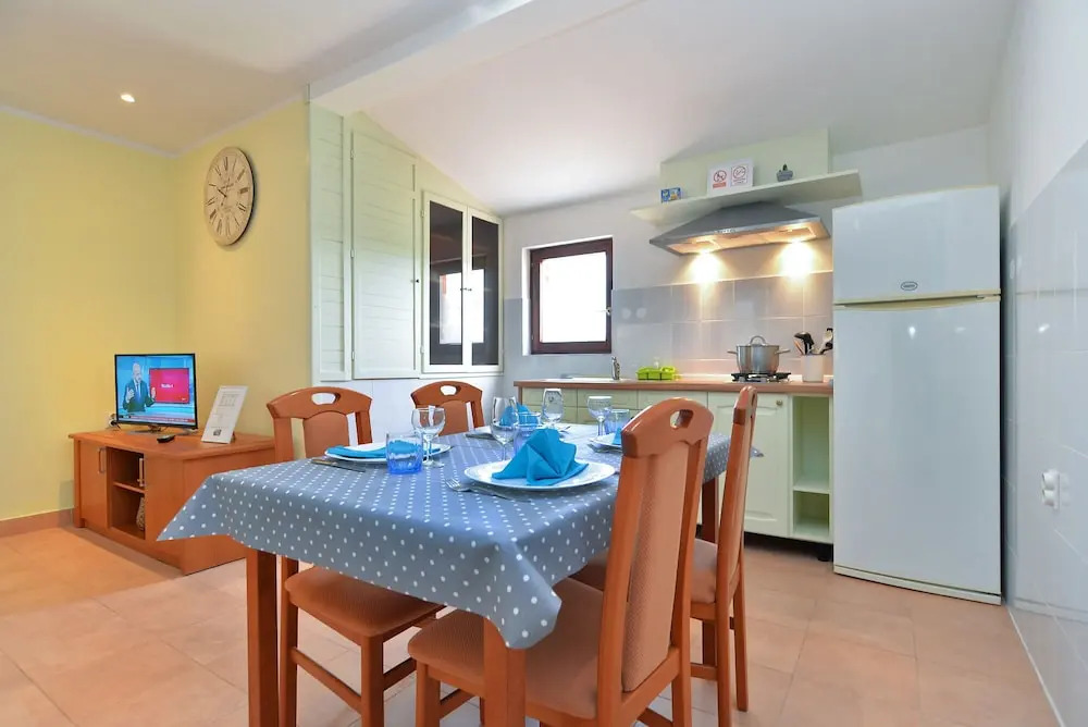 Apartment 669