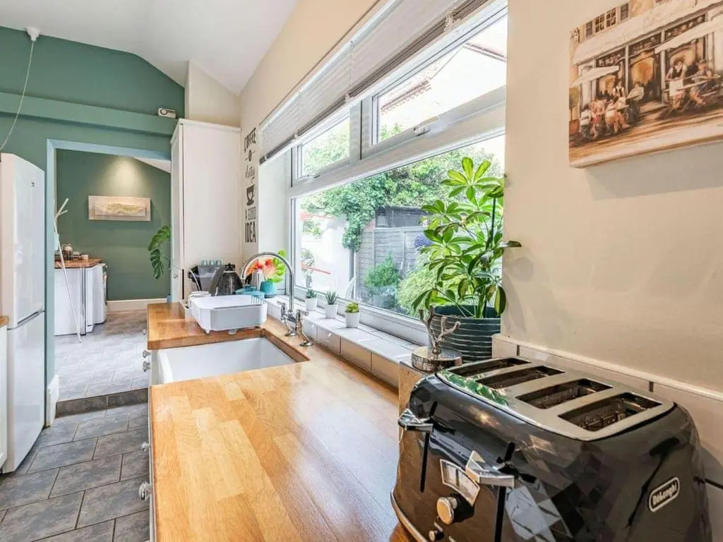 Cathedral Quarter House with free Secure Driveway Parking for 2 Cars