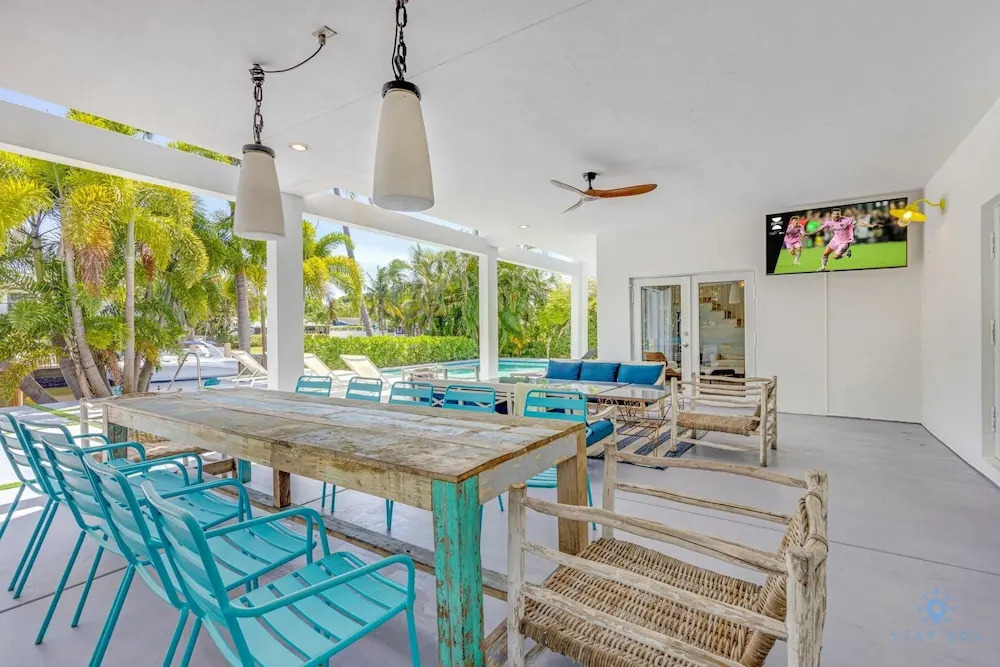 Luxe Lakefront Mansion Waterfront, Pompano Beach