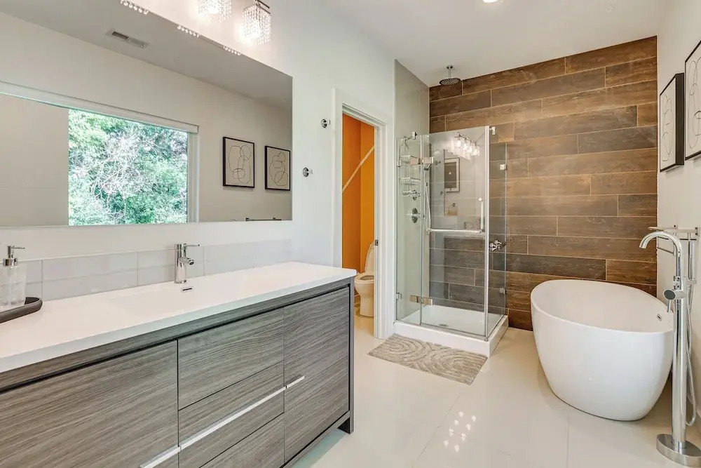 4 Mi to Dtwn Greenville: Group-ready Home w/ Yard