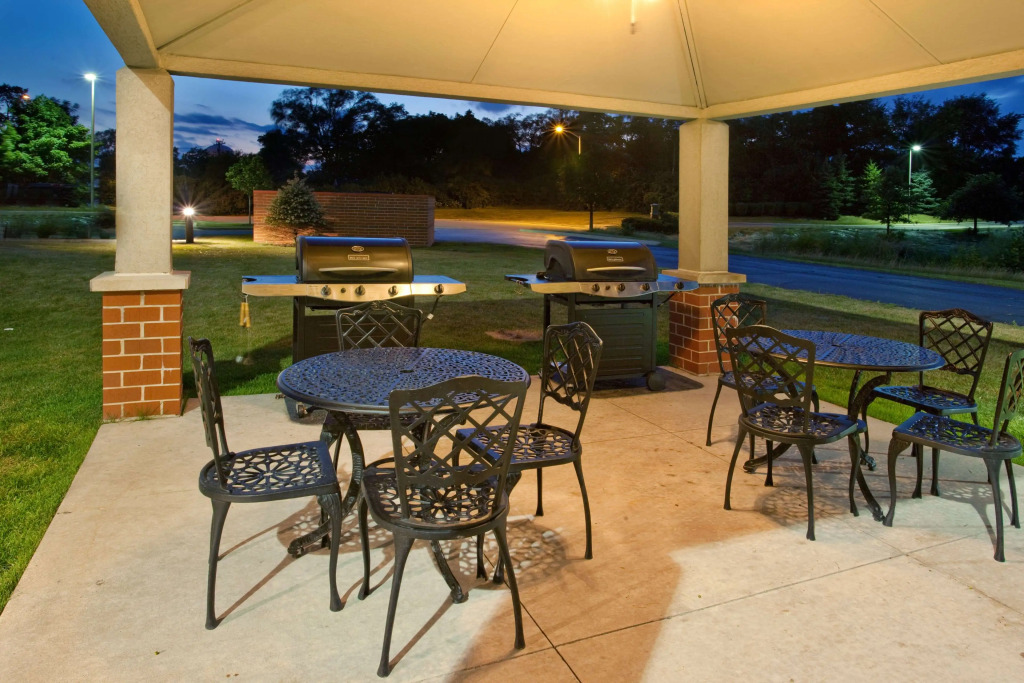 Sonesta Simply Suites Naperville Warrenville