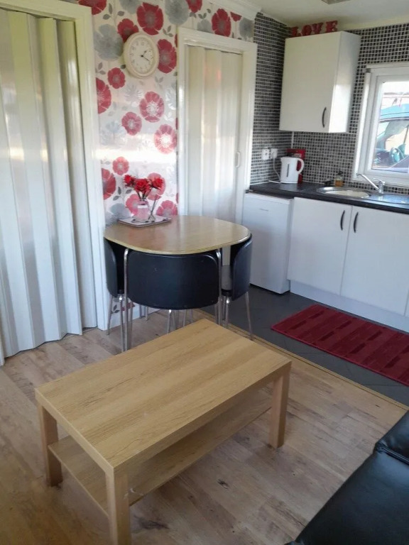 2 Bed-sleeps 4-pets-parking-5 Min to Beach