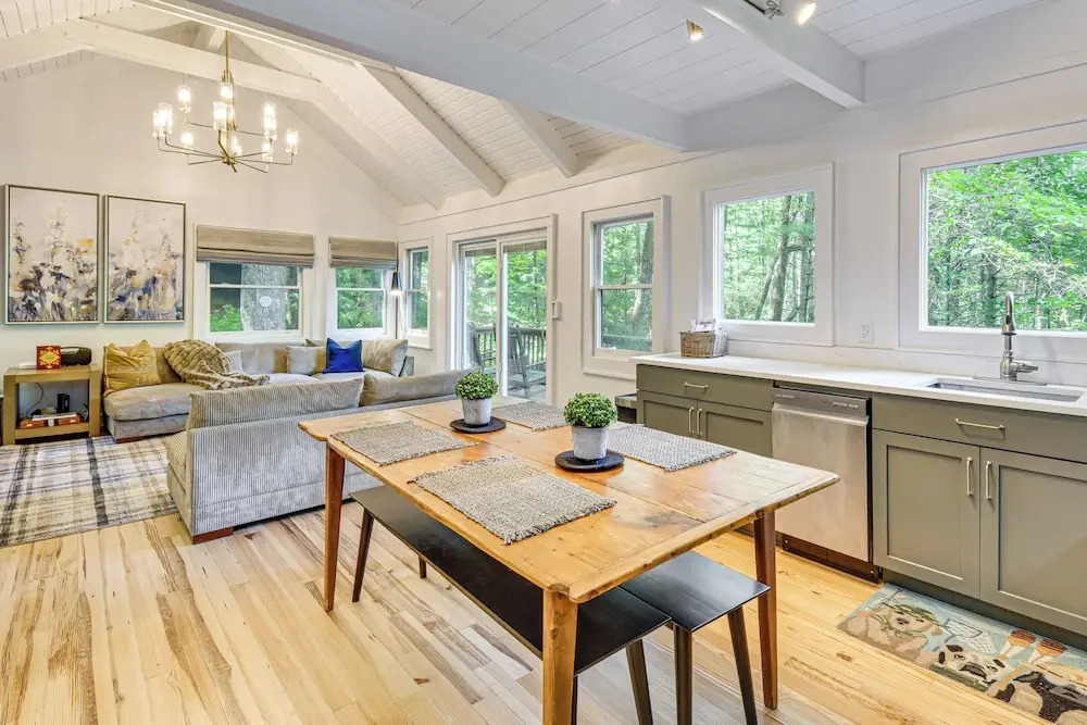 Newly Renovated: Pet-friendly Sapphire Retreat!