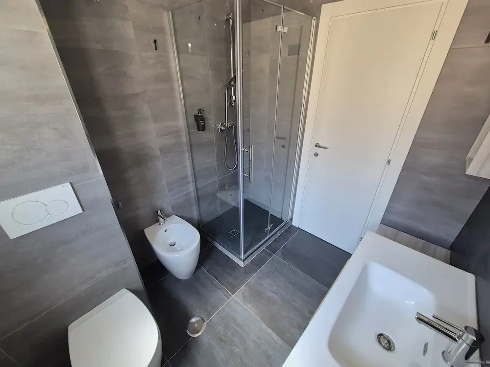 Casa Dolce Casa - Dual Modern Apartment, 1 min from Metro, up to 9 Guest