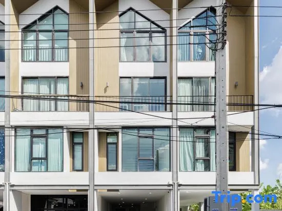 Bangkok Four-Bedroom Single Family Villa [near Sangtai Shopping Center + Royal Park]
