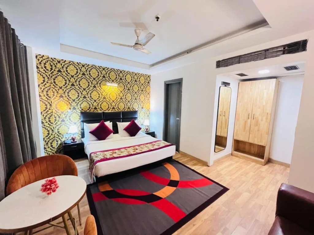 Qotel Hotel AT Residency Kaushambi