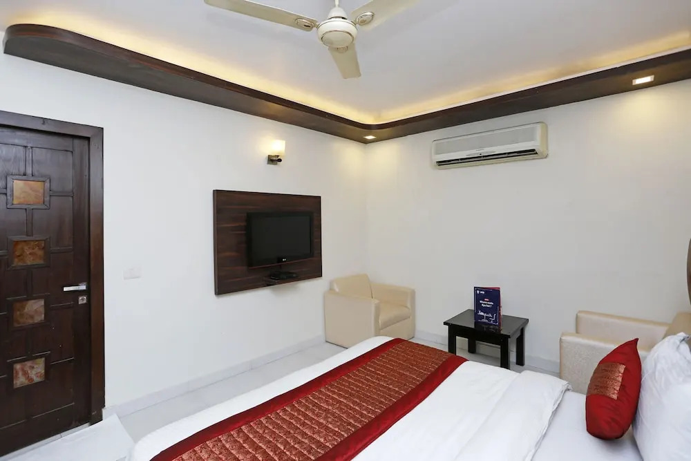OYO 8902 Hotel Ronald Inn
