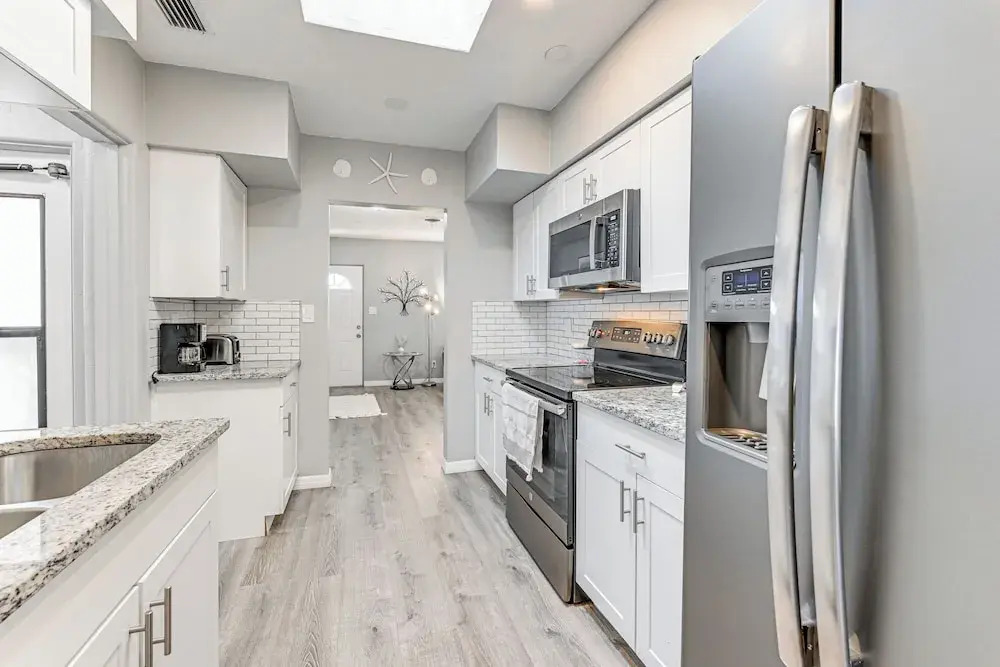 3 Mi to Venice Beach: Pet-friendly Home w/ Yard