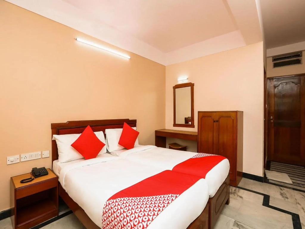 OYO 17056 Hotel Chandra Palace
