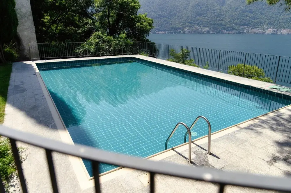 Silken Escape - Pool and Lake View