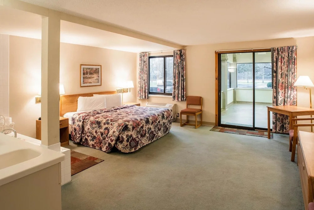 Riverview Inn & Suites