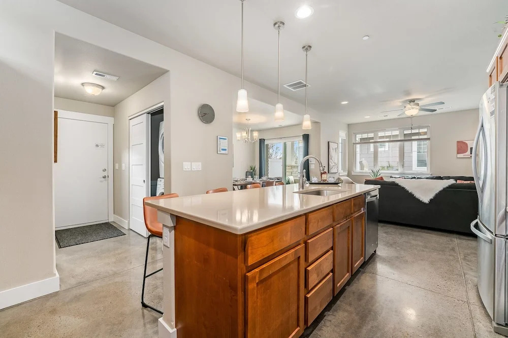 Spacious Home Near River – King Bd, Patio & Garage