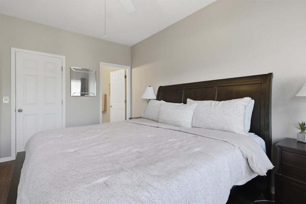 Lakefront Condo w/ 3 Pools, Boat Slip & Patio Views at 13mm of the BIg Niangua