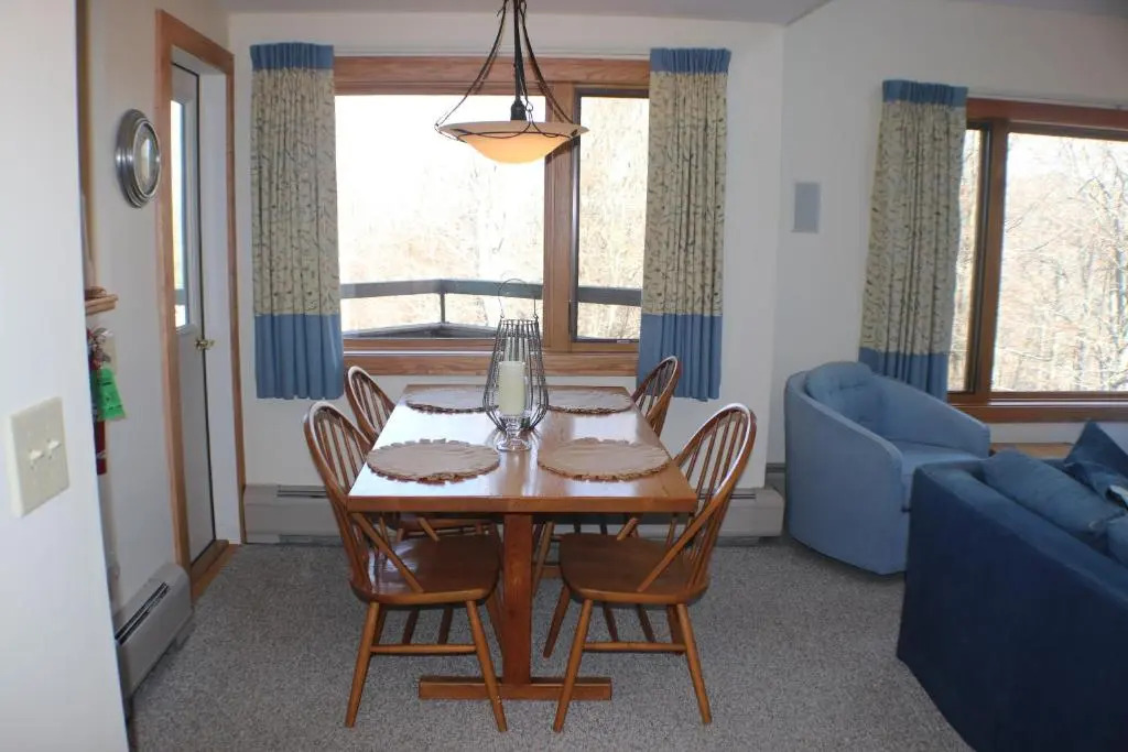 One bedroom condo with Sports Center, Shuttle service Highridge I10