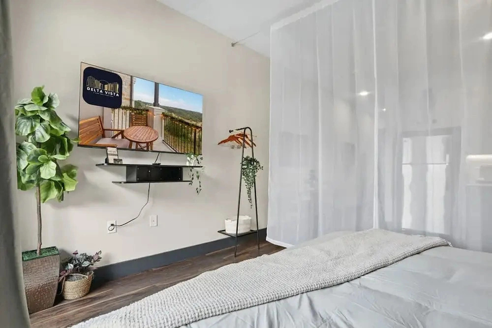 12min DT 6min Domain Studio-pool Free Parking