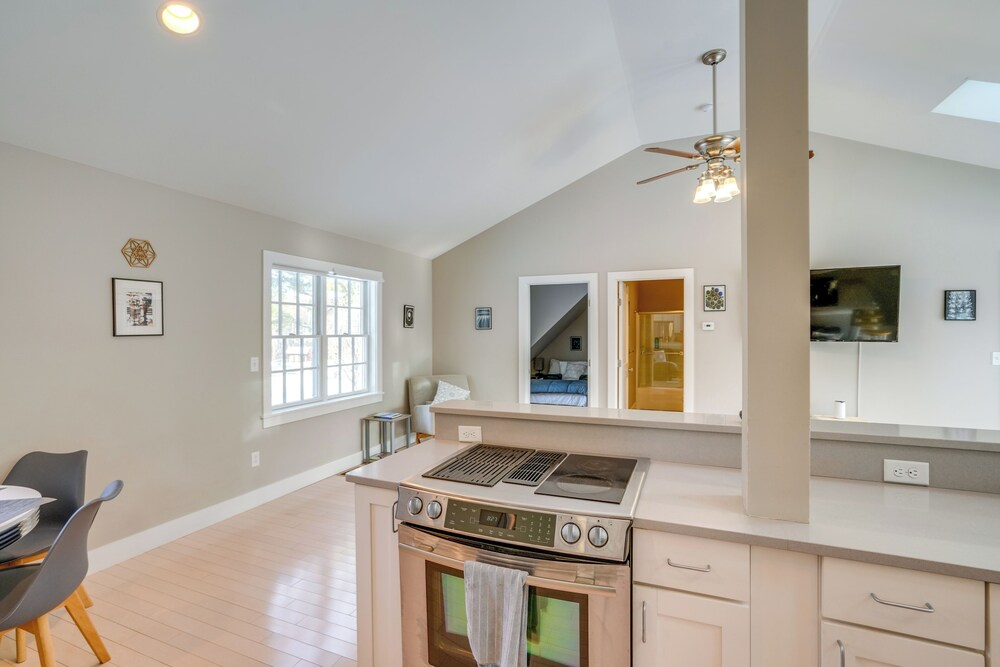 6 Mi to Tanglewood! High-end Lee Apartment
