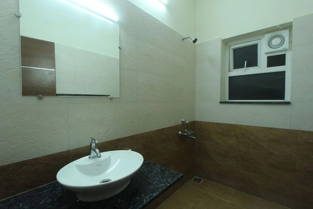 Oyo 26193 Hotel Maple Suites