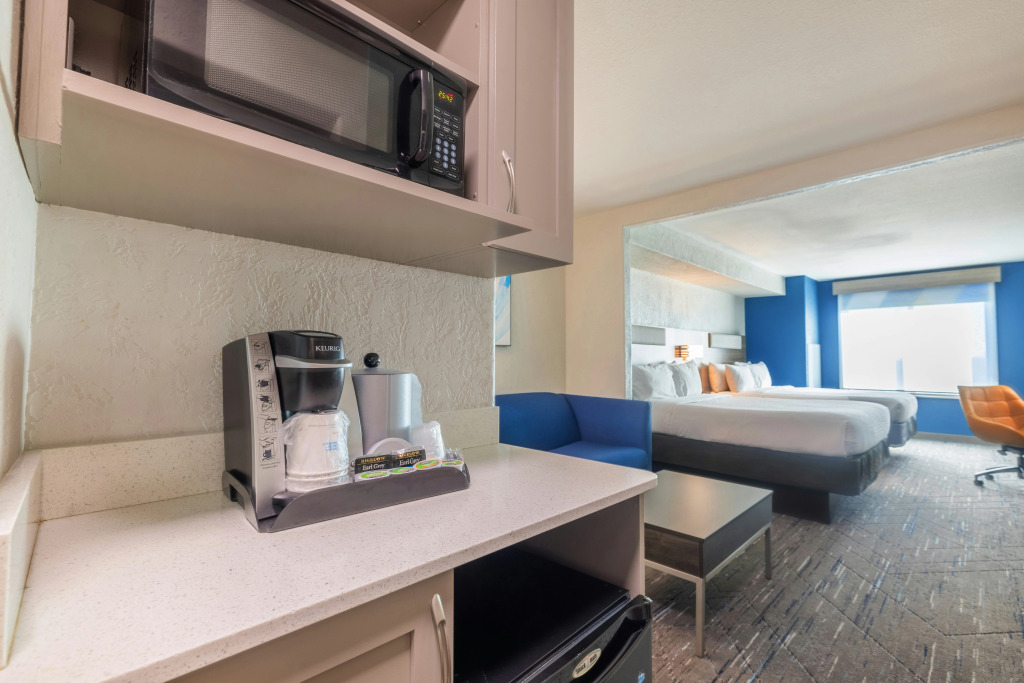 Holiday Inn Express and Suites Kansas City Airport by IHG