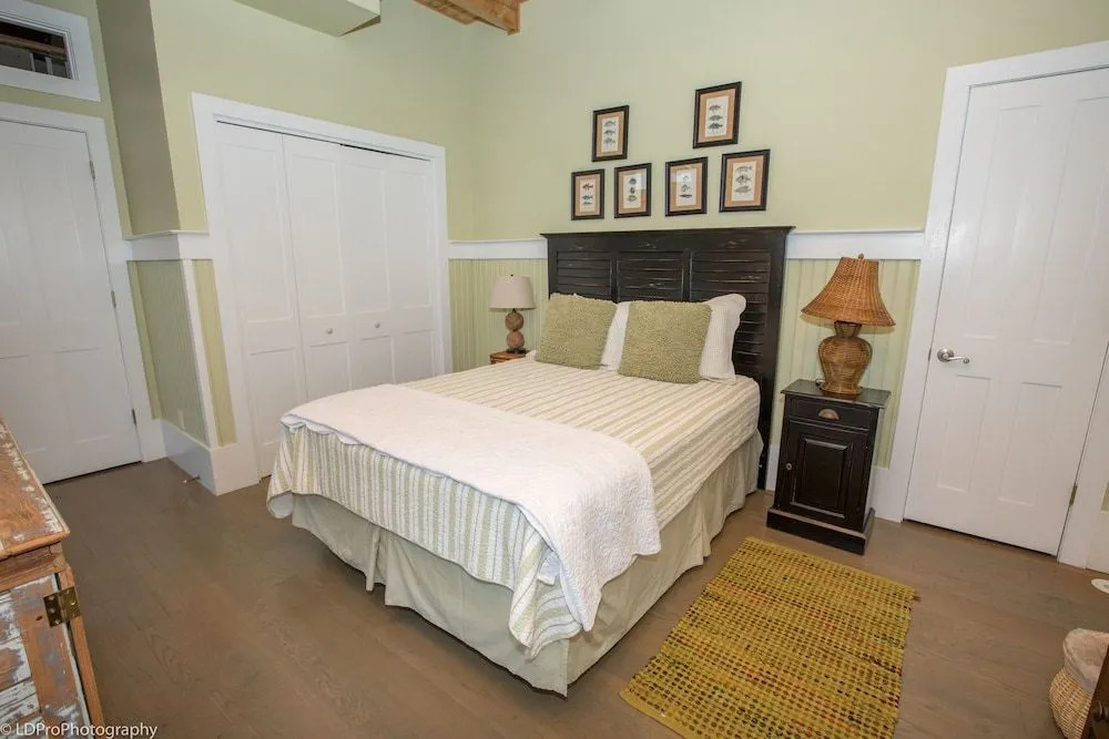 Sugar Shack 4 Bedroom Home by RedAwning