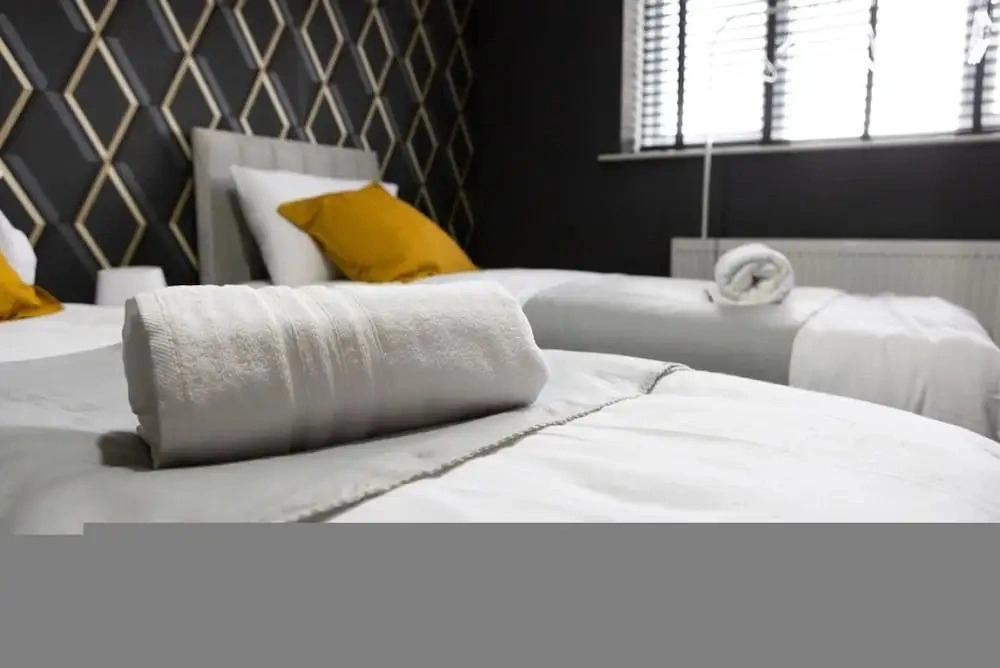 Grand 5BR Retreat in Beeston Sleeps 12