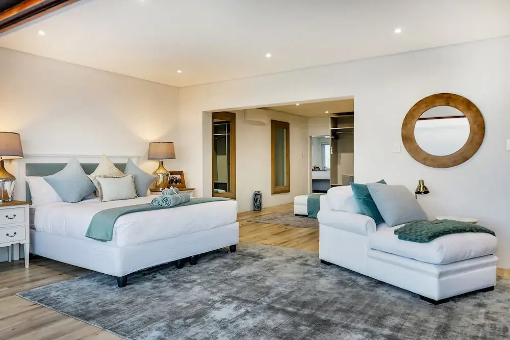 Jo Leo - Camps Bay Lux Villa with views & pool