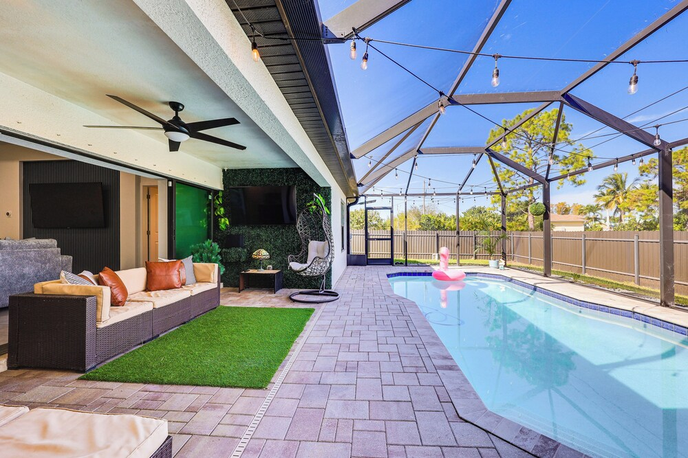 Poolside Oasis & Outdoor Kitchen: Cape Coral Home