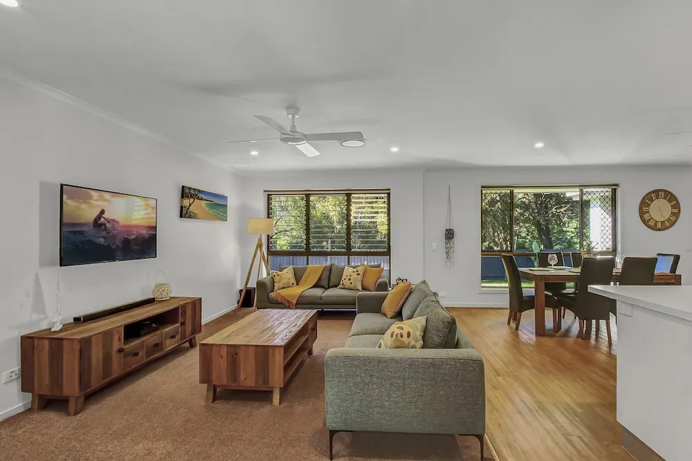 Endless Summer Beach Retreat-pet friendly, walk to shops