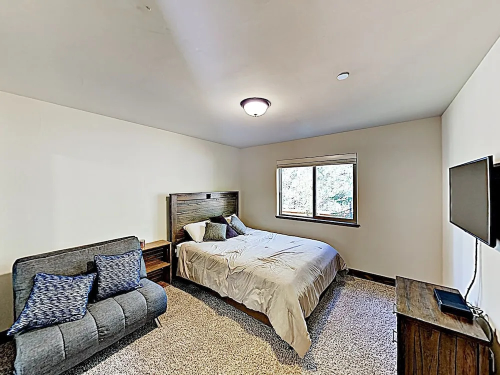 New Listing! New-build Alpine W/ Hot Tub 5 Bedroom Home