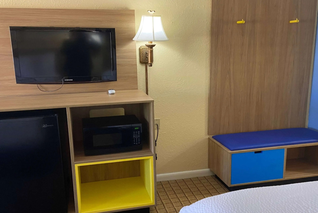 Days Inn by Wyndham Clinton