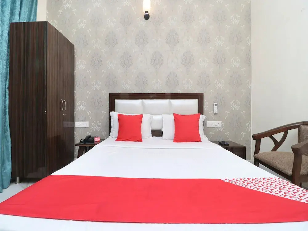 OYO 18476 Woods Inn