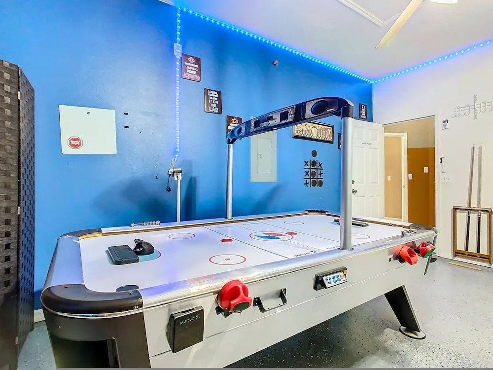 Screened pool, spa & game room Near Disney