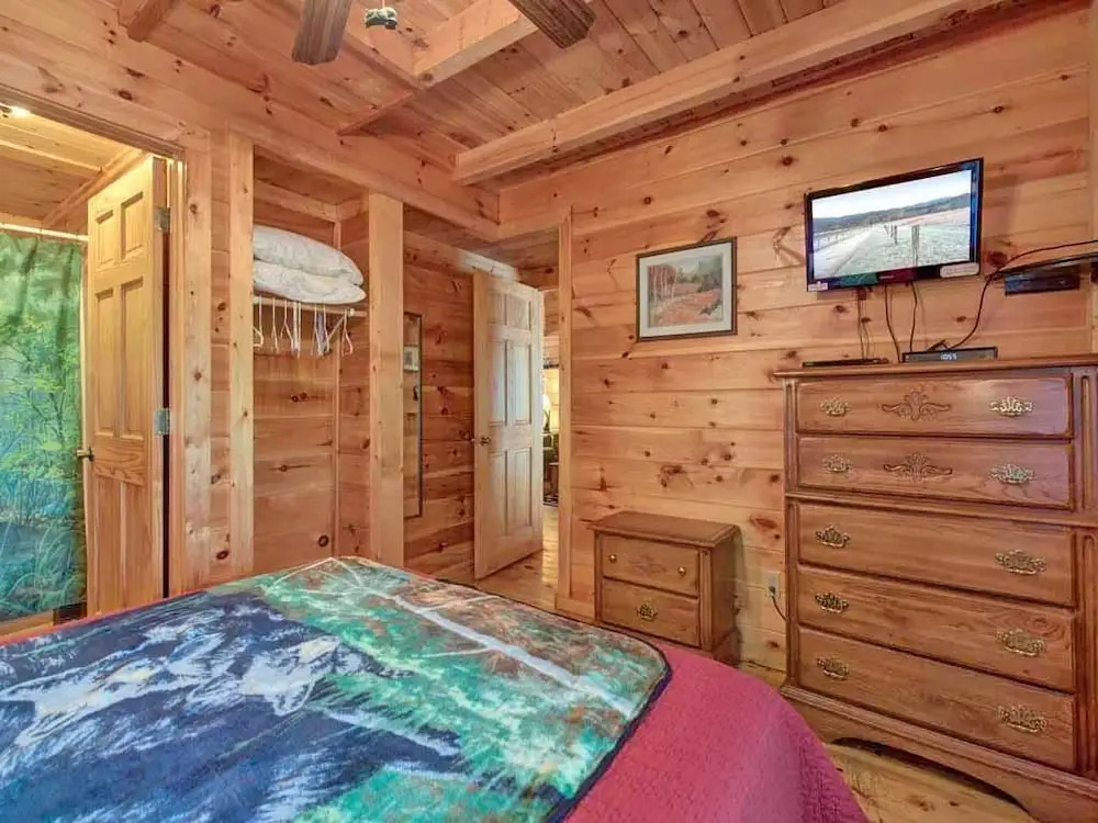 Three Bears Cabin 1 Bedroom Home with Hot Tub