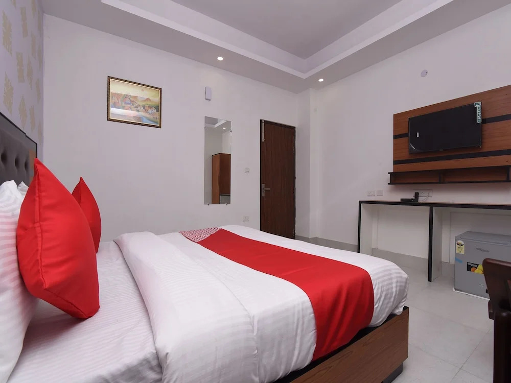 OYO 13310 Noida Suites