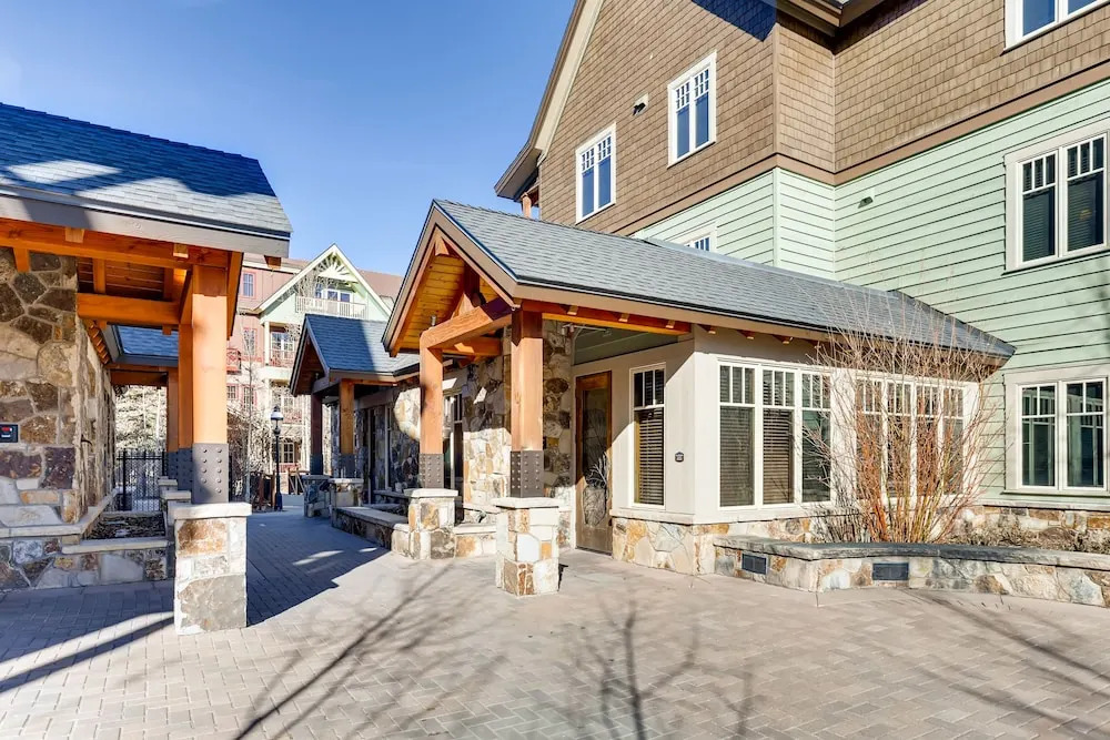 Luxury Water House Ski W/ Pool & Hot Tubs 3 Bedroom Condo