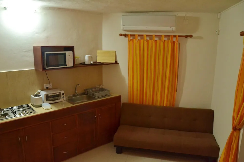 Studio in Black River, With Shared Pool, Enclosed Garden and Wifi - 1 km From the Beach