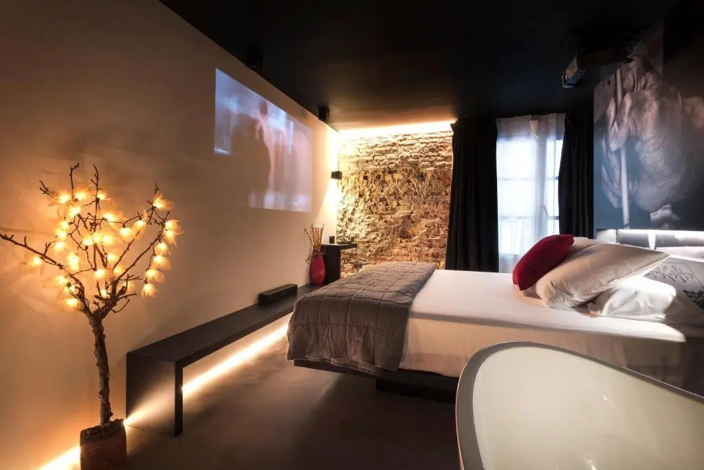 The Black Boutique -- Turistea Suites