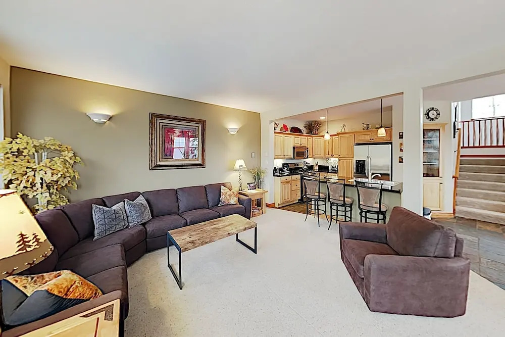 Classy W/ Private Hot Tub & Garage 3 Bedroom Condo