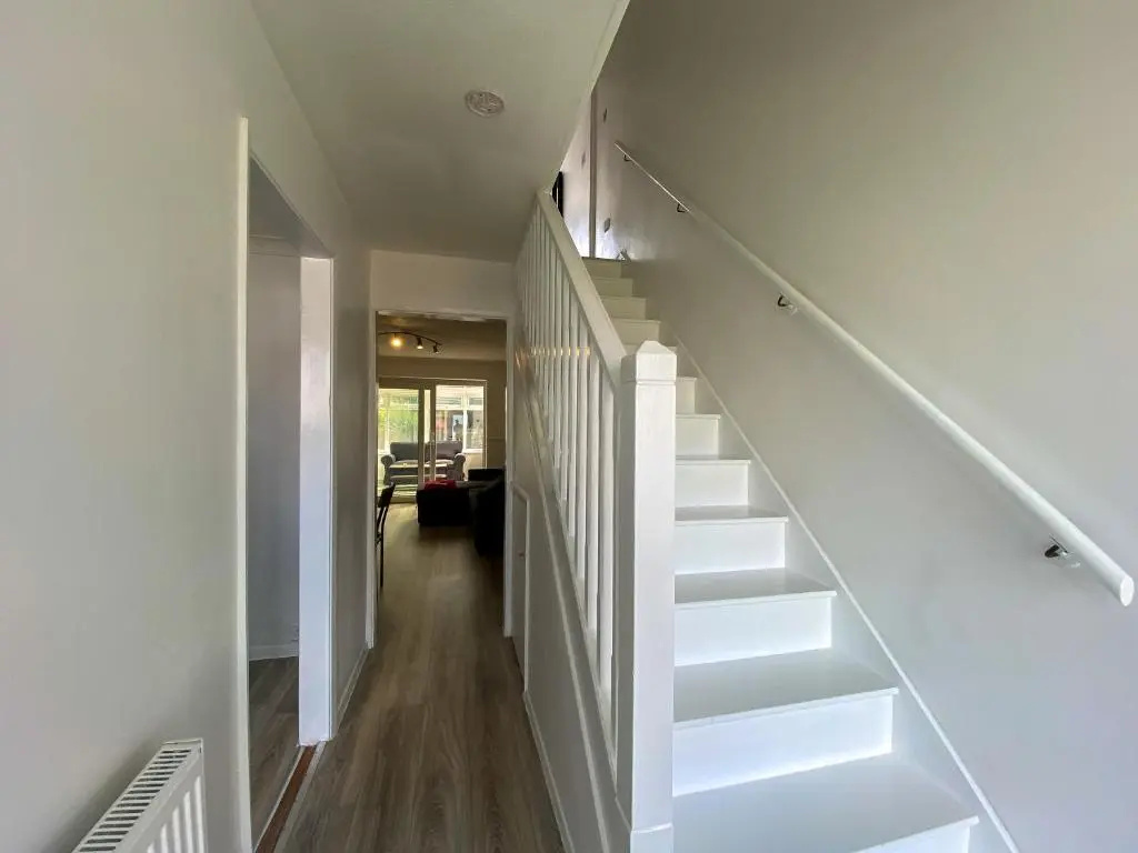 OnSiteStays - Ideal Long Term Retreat, 2-Br House with Conservatory, Parking & Wi-Fi