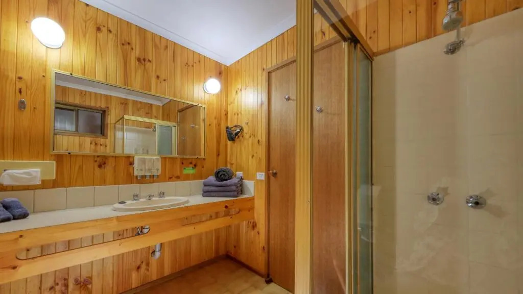 Country Roads Motor Inn
