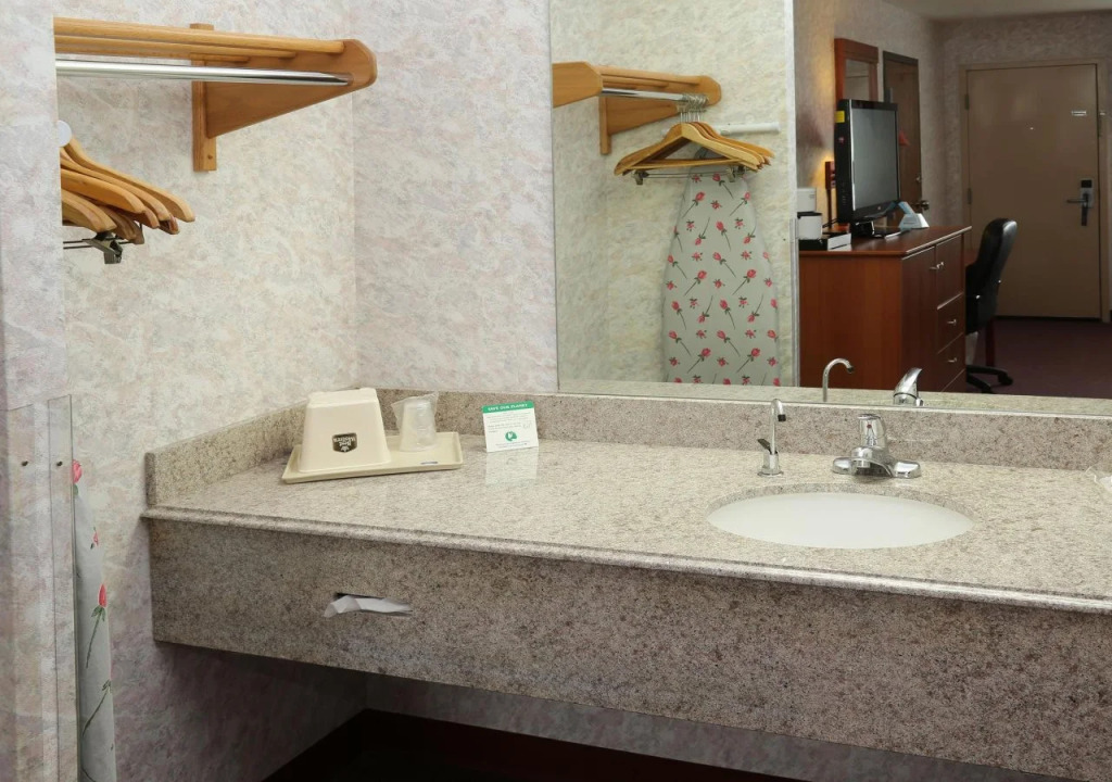 Magnuson Hotel Howell/Brighton