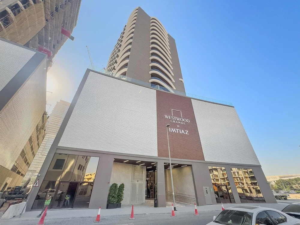 High-end Studio With Rooftop Pool and gym