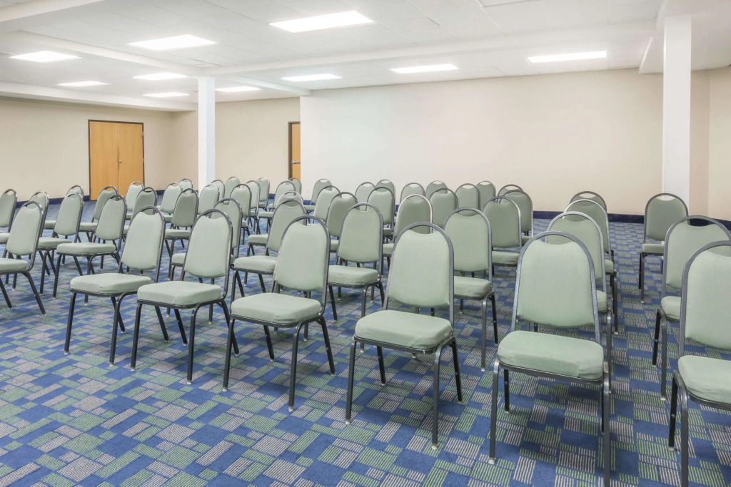 Days Inn & Suites by Wyndham Bridgeport - Clarksburg